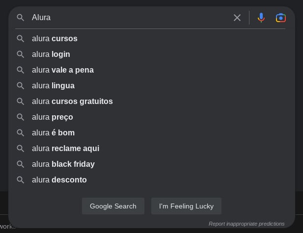 Página inicial do Google, com o nome “Alura” escrito no campo, mostrando sugestões como "Alura Cursos" e "Alura Login".