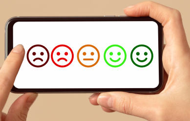 Ilustração com 5 emojis: dois representam tristeza, um representa indiferença e dois representam alegria.