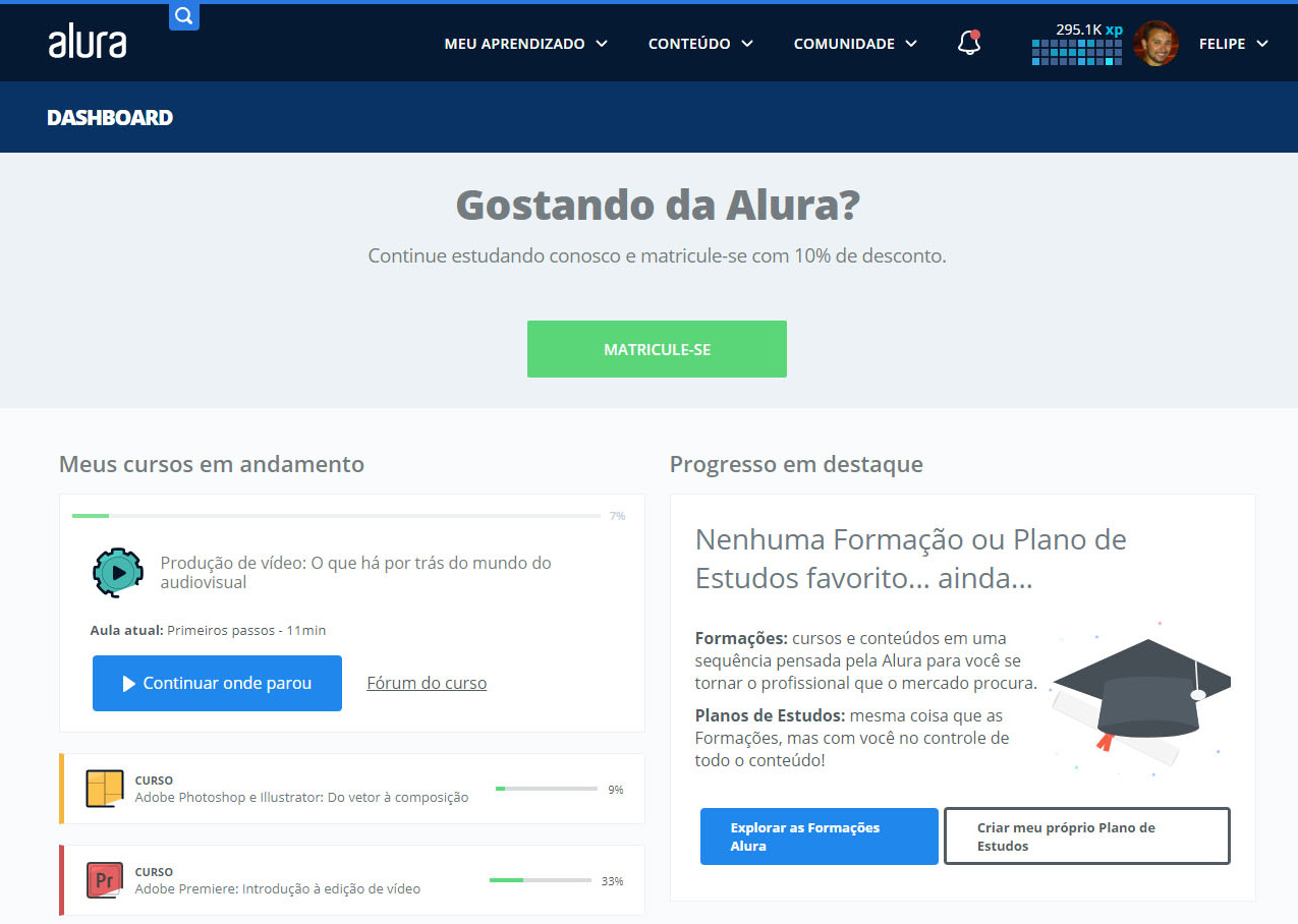 Imagem de uma página da Alura. Nela, temos a frase “Gostando da Alura?”, seguida de uma chamada “Continue estudando conosco e matricule-se com 10% de desconto”. Logo depois, há um botão em destaque escrito “Matricule-se”. Abaixo, há informações sobre cursos em andamento.