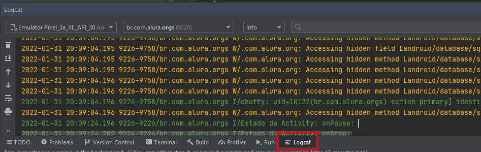 Print de uma parte da tela do Android Studio em que está aberta a janela Logcat e assinalada na barra de menu inferior. Ainda, constam alguns dados de logs escritos na janela.