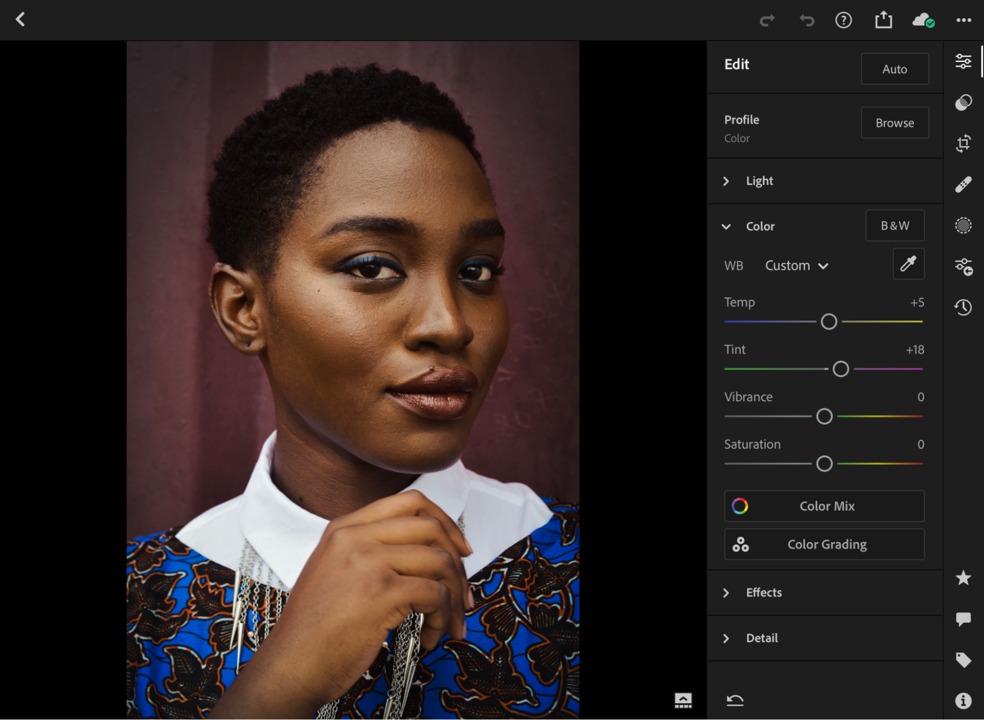 Print da interface do Lightroom Mobile, com um retrato de uma mulher. Na lateral direita da tela, há um menu que mostra algumas funções de alteração de cor.