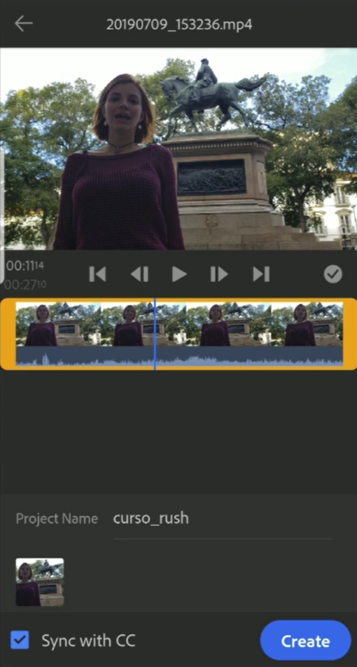Print da interface do app Premiere Rush. Nela, há um frame de vídeo, com uma mulher olhando para a câmera. Na parte inferior da interface, há uma timeline, mostrando o vídeo em etapa de edição.
