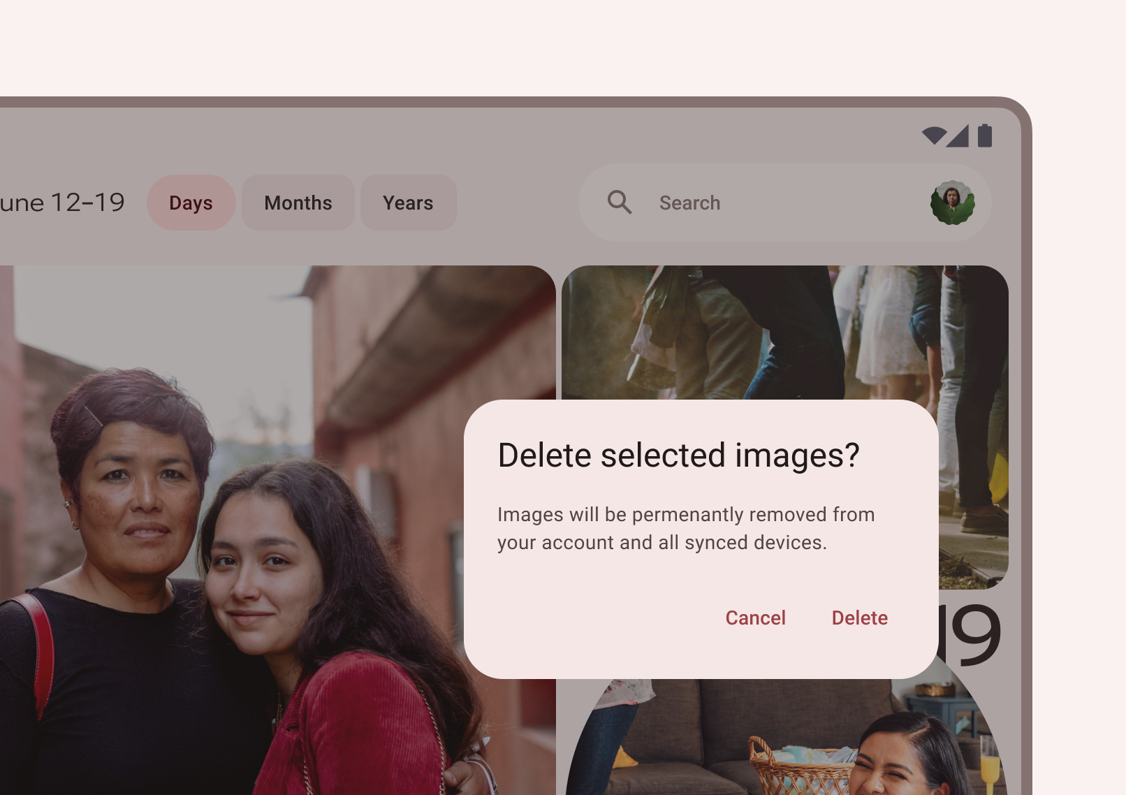 Tela de um aplicativo, com imagens de pessoas ao fundo, ao centro da imagem há uma caixa de diálogo com o título: “Deletar imagens selecionadas?” em inglês, com uma descrição escrita: “imagens vão ser permanentemente removidas da sua conta e dos seus dispositivos sincronizados” em inglês. No canto inferior direito há dois botões, um para cancelar e outro para deletar.