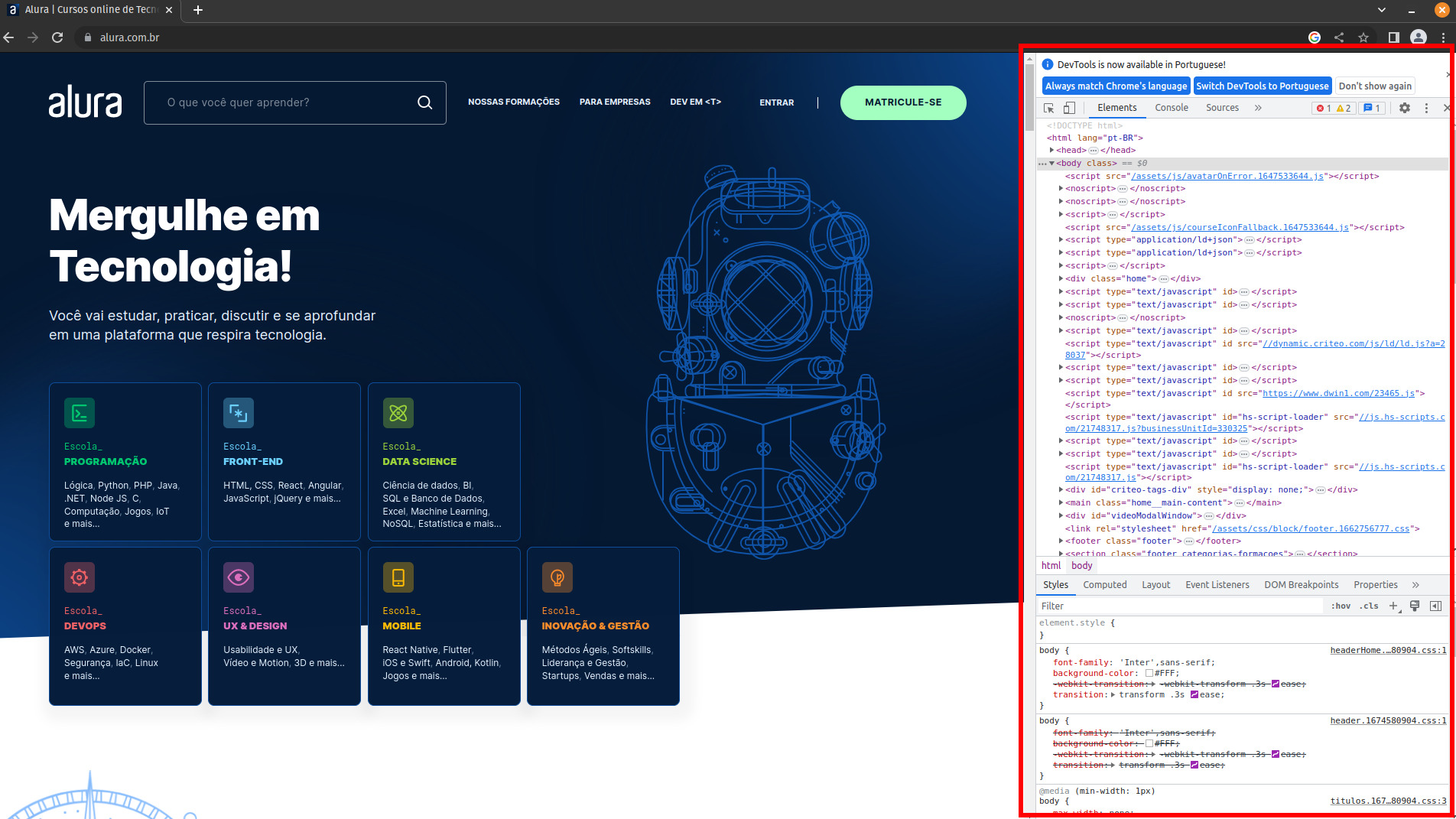 Imagem que mostra um print de tela do navegador Google Chrome aberto no site da Alura, com o DevTools destacado em vermelho na parte direita à esquerda da tela.