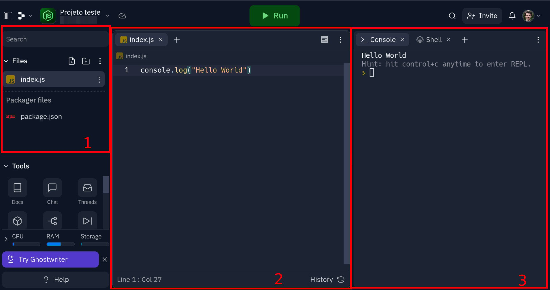 Imagem que mostra a interface de desenvolvimento de um projeto utilizando o Replit. A imagem está dividida em três partes, com  três destaques em vermelho, numerados de 1 a 3 e postos da esquerda para a direita. O primeiro destaque, à esquerda, denota a árvore de diretórios do projeto, o segundo destaque denota o arquivo no qual deve ser inserido o código e o terceiro denota o console no qual irá aparecer o resultado do código após executá-lo. Existe ainda uma linha de código que diz - console.log("Hello World") - no arquivo de escrita de código e uma resposta no console que diz - Hello World.