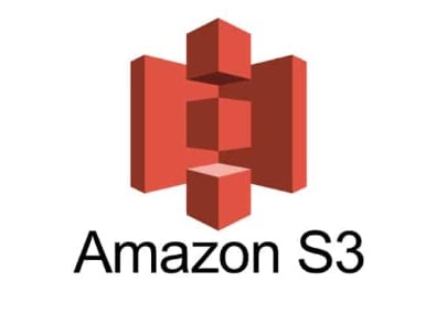 Logo oficial da Amazon S3, em fundo branco. O logo tem como ideia representar um depósito ou "armazenamento" de itens. É composto por ícones em vermelho, destacando três caixas empilhadas e posicionadas em frente ao canto interno de duas paredes, que simulam o entorno desse armazenamento. Abaixo, em cor preta, encontra-se o nome do serviço “Amazon S3”.