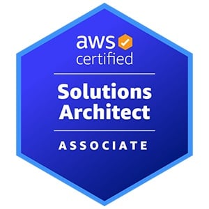 Selo de certificação AWS, em formato hexagonal e fundo azul. Em branco, no interior do selo, encontra-se o nome da certificação “AWS Certified Solutions Architect - Associate”.