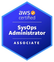Selo de certificação AWS, em formato hexagonal e fundo azul. Em branco, no interior do selo, encontra-se o nome da certificação “AWS Certified SysOps Administrator - Associate”.