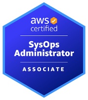 Selo de certificação AWS, em formato hexagonal e fundo azul. Em branco, no interior do selo, encontra-se o nome da certificação “AWS Certified SysOps Administrator - Associate”.