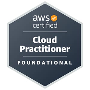 Selo de certificação AWS, em formato hexagonal e fundo preto. Em branco, no interior do selo, encontra-se o nome da certificação “AWS Certified Cloud Practitioner - Foundational”.