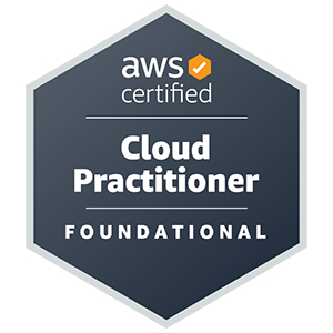 Selo de certificação AWS, em formato hexagonal e fundo preto. Em branco, no interior do selo, encontra-se o nome da certificação “AWS Certified Cloud Practitioner - Foundational”.