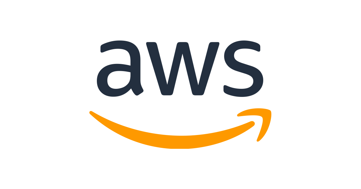 Logo oficial da AWS, em fundo branco. A logo é composta pela sigla “AWS”, em letras minúsculas, na cor preta. Abaixo, uma seta curva direcionada à direita, na cor laranja.