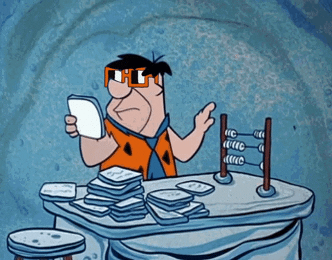 Fred Flintstones, personagem pré-prehistórico de desenho que veste uma roupa de pele de animal, está lendo palavras escrita em pedras e fazendo contas em um ábaco. 