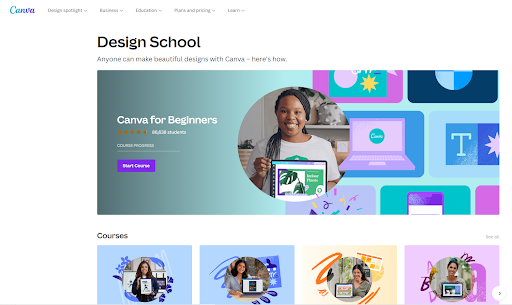 Imagem que mostra a interface do Design School, com uma mulher no centro da tela, segurando um notebook, num fundo colorido, com ilustrações de notebook.