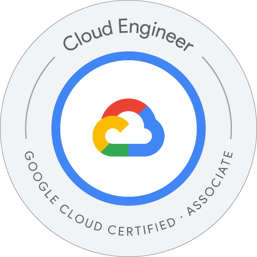 Selo de certificação Google Cloud para o nível “Associate”, representado por um círculo cinza e um círculo interno azul, com interior branco e o logo da Google Cloud Platform centralizado. Na borda do primeiro círculo é exibida a descrição da certificação, onde se lê “Google Cloud Certified - Associate: Cloud Engineer”.