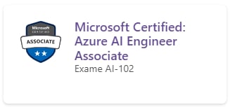 Card do caminho para a “Certificação Azure”, no site da Microsoft, exibindo o texto “Microsoft Certified: Azure Al Engineer Associate Exame AI-102”. Ao lado do nome da certificação, à esquerda, encontra-se um selo em forma de escudo com o nome “Microsoft Certified” e a palavra “Associate” em destaque.