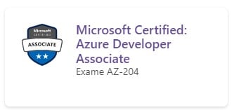 Card do caminho para a “Certificação Azure”, no site da Microsoft, exibindo o texto “Microsoft Certified: Azure Developer Associate Exame AZ-204”. Ao lado do nome da certificação, à esquerda, encontra-se um selo em forma de escudo com o nome “Microsoft Certified” e a palavra “Associate” em destaque.