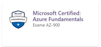 Card do caminho para a “Certificação Azure”, no site da Microsoft, exibindo o texto “Microsoft Certified: Azure Fundamentals Exame AZ-900”. Ao lado do nome da certificação, à esquerda, encontra-se um selo em forma de escudo com o nome “Microsoft Certified” e a palavra “Fundamentals” em destaque.