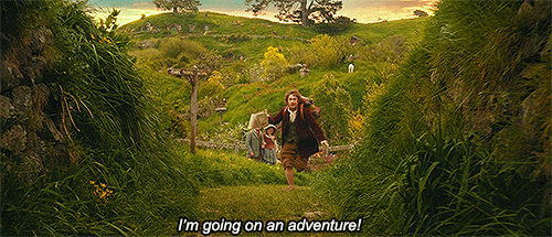 Gif do personagem Bilbo Baggins, no filme “O Hobbit”. O personagem corre em direção à câmera gritando “I'm going on an adventure!”, que em português significa: “Estou partindo em uma aventura!”.