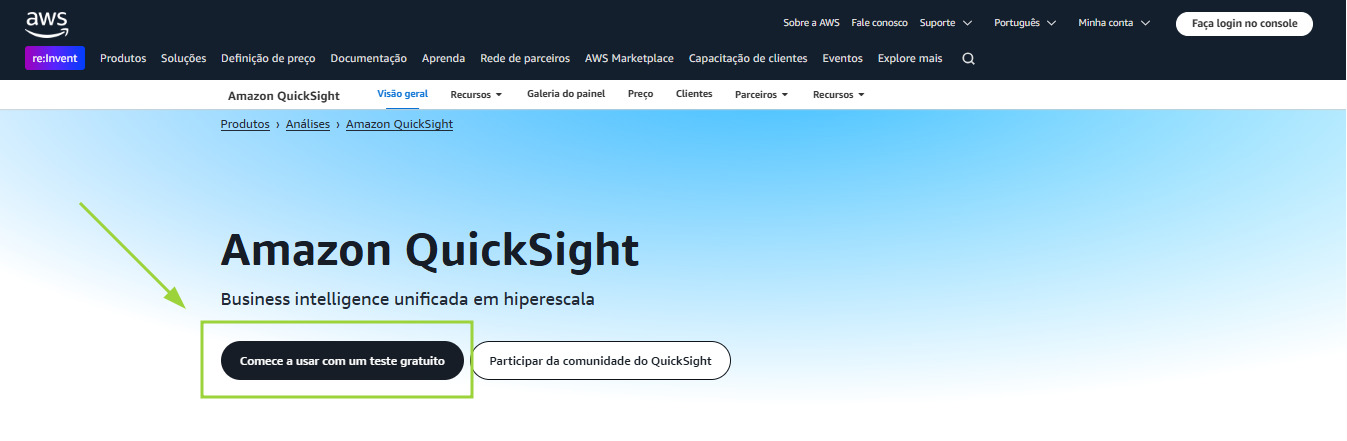 Página do Amazon QuickSight no site da AWS em português, destacando um botão com a frase “Comece a usar com um teste gratuito”, indicado por uma seta verde.