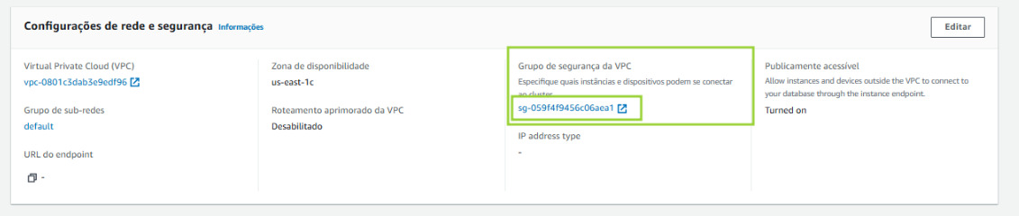 Tela de configurações de rede e segurança de uma instância na AWS, com destaque para o campo "Grupo de segurança da VPC", onde o ID do grupo é realçado por uma caixa verde.