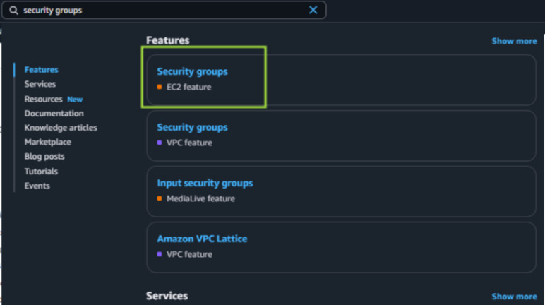 Tela de busca no console da AWS com o termo “security groups” digitado, destacando a opção “Security groups - EC2 feature” em uma caixa verde na seção de funcionalidades.