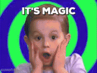 Garoto usando camiseta branca com as mão no rosto e expressão de surpresa,na parte superior a frase “It’s magic” aparece escrita em branco, ao fundo uma espiral verde e azul gira como um círculo de hipnose.