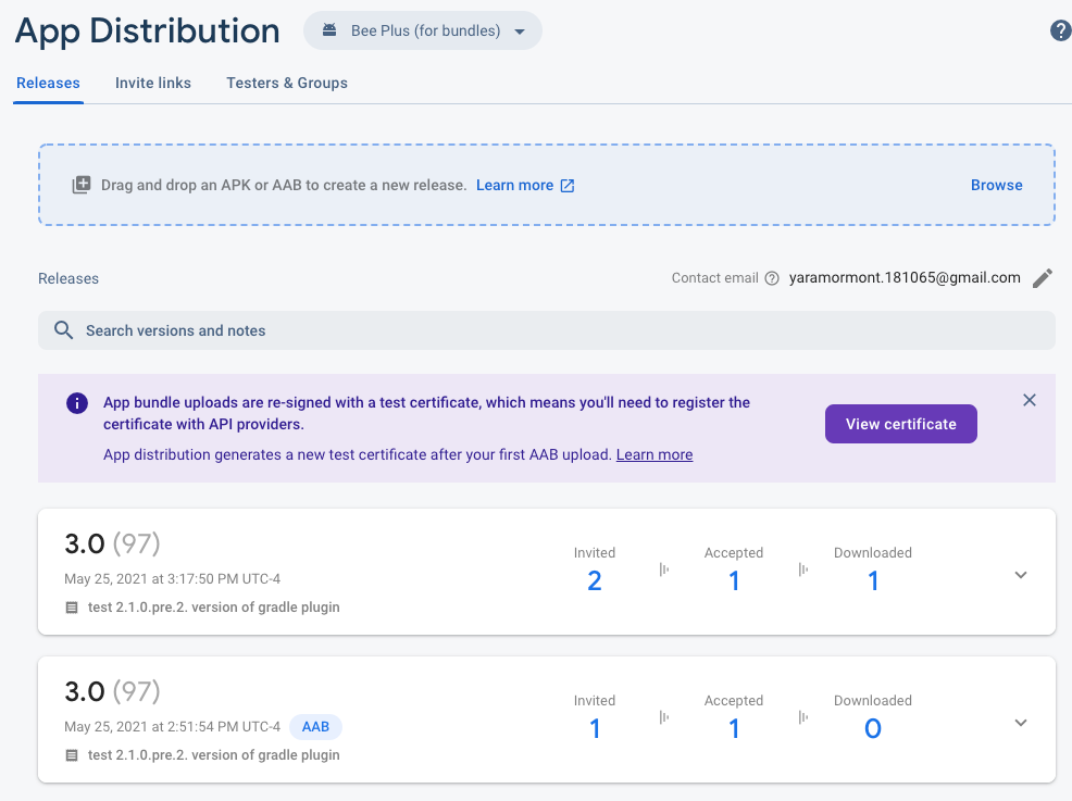 Tela da seção "App Distribution" do Firebase, onde é possível visualizar os releases de um aplicativo chamado "Bee Plus (for bundle)". A tela mostra duas versões do release 3.0 (97), ambas com a versão do plugin Gradle 1.0.92. Para cada release, há informações como número de convidados (Invited), usuários que aceitaram o convite (Accepted) e número de downloads. Também é exibido um aviso em destaque informando que os uploads de bundles são reassinados com um certificado de teste, sendo necessário registrá-lo com provedores de API. Há um botão roxo "View certificate" à direita da mensagem.