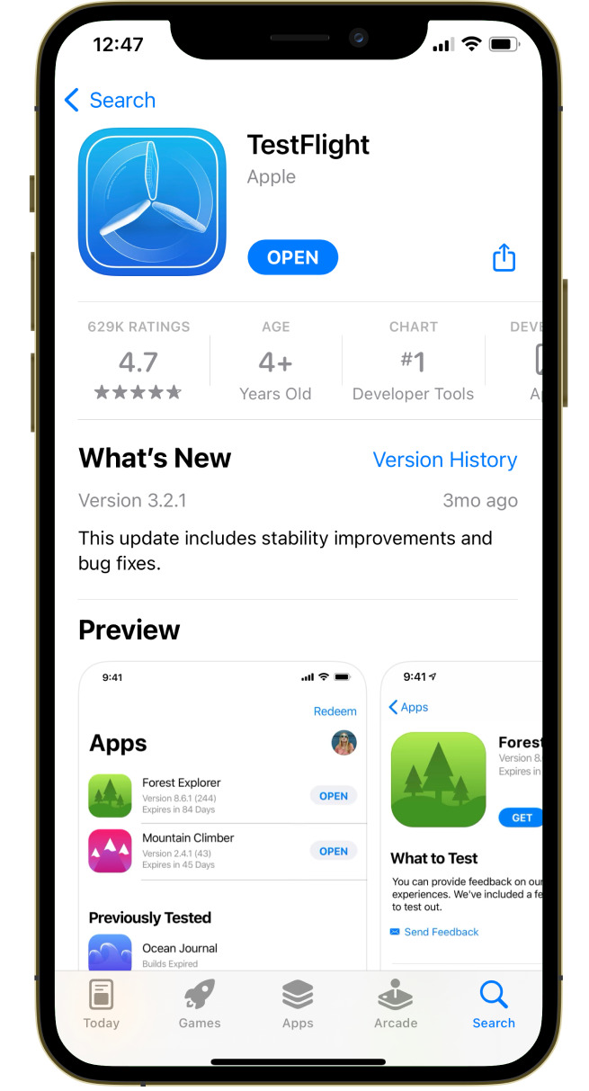 Tela de um iPhone exibindo a página do aplicativo TestFlight na App Store. O app, desenvolvido pela Apple, está com a opção "OPEN" ativa, indicando que já está instalado. A avaliação é de 4.7 estrelas com base em 629 mil avaliações, e está classificado como o aplicativo número 1 na categoria "Developer Tools". A versão atual é a 3.2.1, e a atualização mais recente menciona melhorias de estabilidade e correções de bugs. Abaixo, há uma prévia visual com exemplos de apps disponíveis para teste.