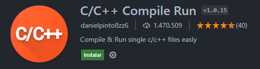 Na esquerda da imagem temos um círculo laranja com C barra C mais mais escrito no centro dele. Em uma fonte maior temos C barra C mais mais Compile Run escrito na parte superior. Temos ao lado em uma fonte menor a versão da extensão. Nesse caso a versão é a um ponto zero ponto quinze. Abaixo temos o autor da extensão, o número de Downloads e classificação em até cinco estrelas. O autor da extensão se chama Daniel Pinto e ela é classificada com quase cinco estrelas. Logo abaixo,no meio da imagem está uma breve descrição do que a extensão faz. Está escrito em inglês Compile e Run single c barra c mais mais files easly. Em português é algo como compilar e executar arquivos em C ou C mais facilmente. Abaixo temos o botão verde com a opção Instalar. Ao lado dessa opção temos uma engrenagem.