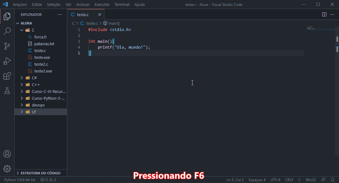 Compilação e execução de um programa simples em C para mostrar a frase Olá, mundo. Temos uma página do Visual Studio Code com diversas pastas na parte esquerda do gif. Após pressionar o F6 vemos o terminal aparecendo com o retorno esperado pelo programa.