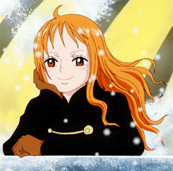Personagem Nami do anime One Piece sorrindo na neve.