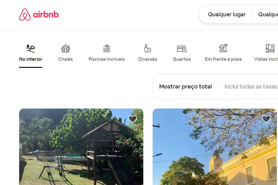Print da página inicial do Airbnb, que mostra algumas opções de navegação para aluguel de imóveis como: chalés, quartos, no interior, etc. E também coloca em destaque, algumas imagens de imóveis que estão em alta entre os usuários.