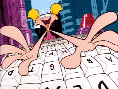 O gif apresenta a Dee Dee, personagem do desenho “O Laboratório de Dexter", usando um vestido rosa, cabelos amarelos, boca aberta sorrindo com a língua para fora e de frente ao teclado digitando rapidamente.