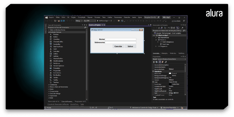 Tela do Visual Studio Community 2022, mostrando um projeto Aplicativo do Windows Form, tendo à esquerda a caixa de ferramentas, ao centro a área de trabalho do formulário e à direita a caixa de propriedades de configuração do formulário.