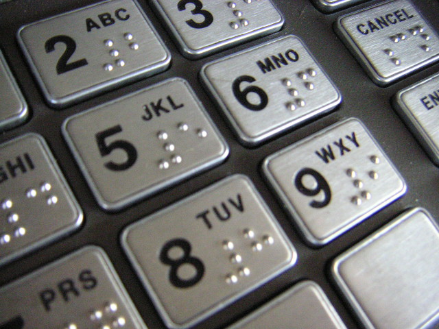 Fotografia de um teclado com representações dos números em braille.
