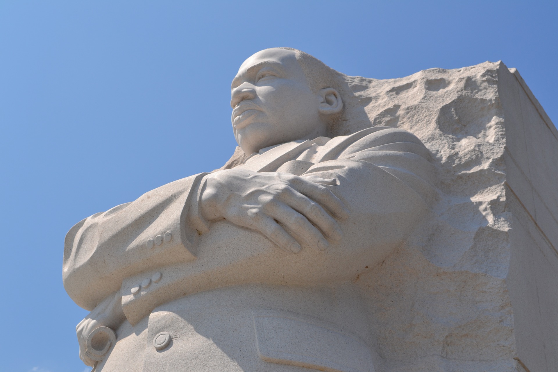 alt text: Martin Luther King, Jr. Memorial, um monumento de exposição ao ar livre, localizado em West Potomac Park, Washington, D.C., Estados Unidos.