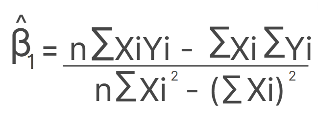 Fórmula do beta um. Da esquerda para direita temos: beta um é igual a razão entre duas equações. No numerador temos o tamanho da amostra (n), multiplicado pelo somatório do produto entre X i e Y i menos a multiplicação entre o somatório de X i e Y i. No denominador temos o tamanho da amostra (n) multiplicado pelo somatório de X i ao quadrado menos o quadrado do somatório de X i.