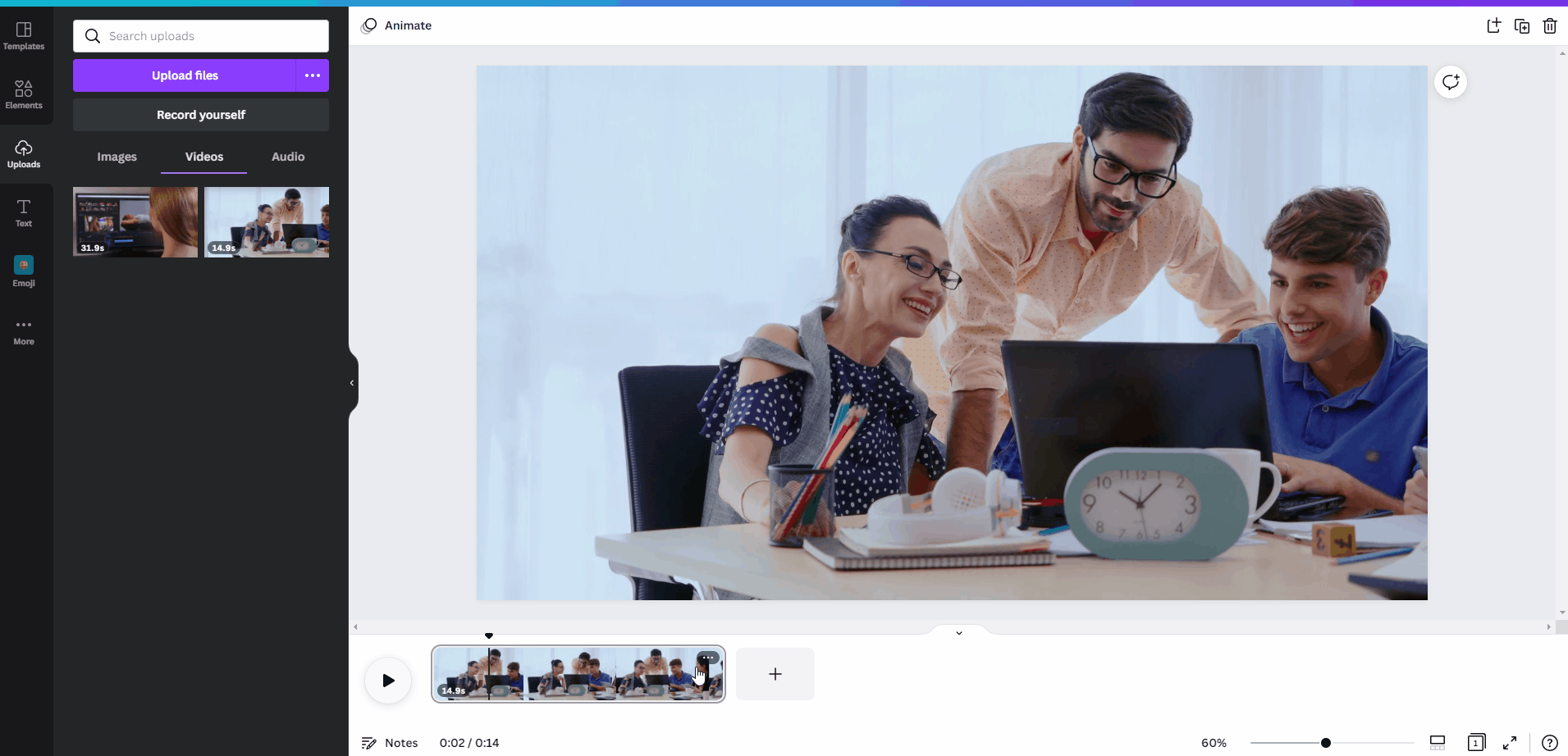 Gif que mostra um trecho de vídeo com três pessoas conversando em frente a um computador e, na interface do Canva, este vídeo está numa timeline, na parte inferior da tela.