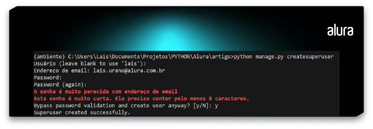 A imagem é um print de um terminal com algumas informações de ambiente e o comando “python manage.py createsuperuser” escrito na primeira linha. As linhas seguintes são de Usuário, Endereço de email, password, e uma mensagem de alerta escrita em vermelho informando que a senha é muito parecida com o endereço de email e pedindo confirmação. Logo em seguida, a mensagem de “superuser created successfully”. .