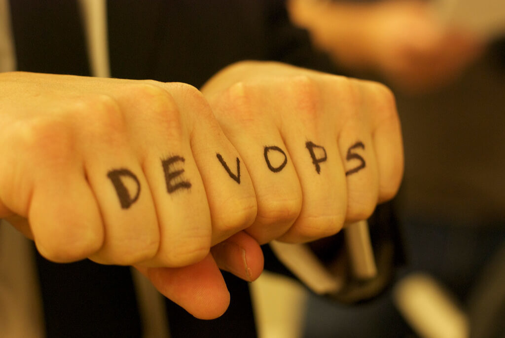 Imagem representando a união entre Dev e Ops