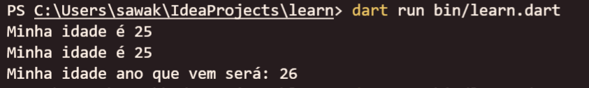 Na imagem há a captura de tela do terminal do Dart. Há três linhas em destaque, as duas primeiras mostam o mesmo resultado “Minha idade é 25”, e a terceira diz “Minha idade ano que vem será: 26”.