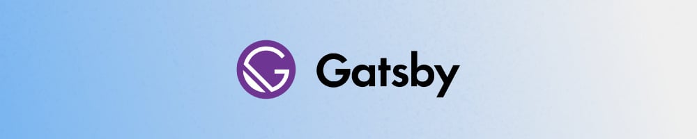 Logotipo do Gatsby em letras na cor preto sobre fundo degradê da cor azul claro para a cor cinza claro. À esquerda está o símbolo do framework, que é formado por um círculo roxo preenchido com a letra G maiúscula estilizada na cor branca.