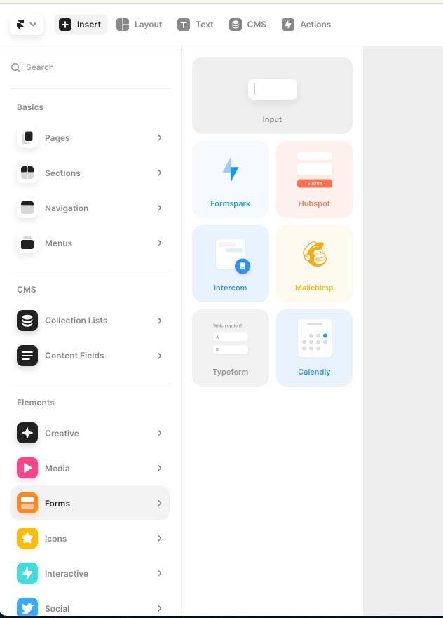 Interface de usuário mostrando opções de elementos para inserção, incluindo páginas, seções, navegação, menus, listas de coleção, campos de conteúdo, elementos de formulário como Formspark, Hubspot, Intercom, Mailchimp, Typeform e Calendly.