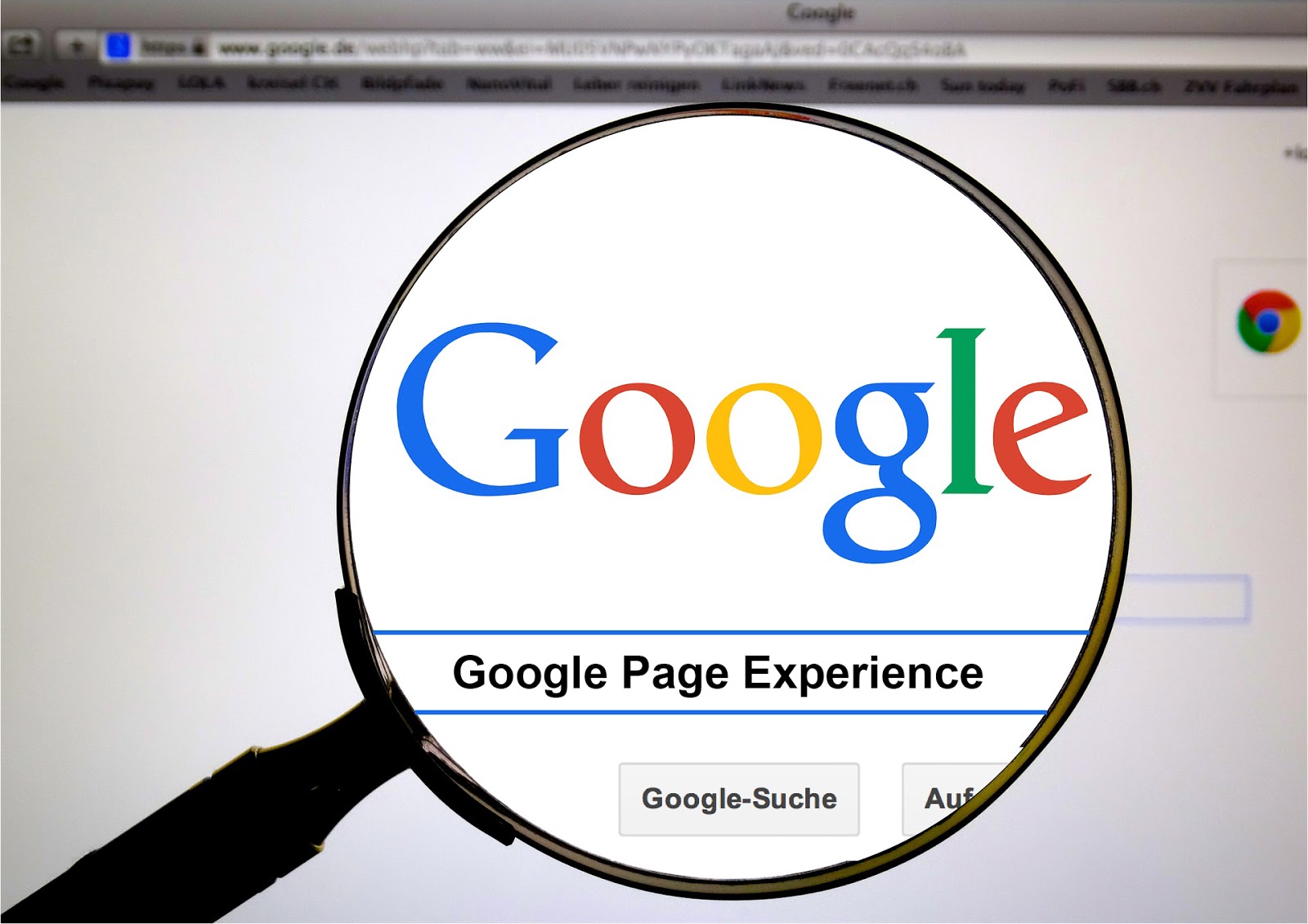 Lupa aumentando a palavra Google em uma tela de computador. Embaixo da palavra, entre duas linhas azuis, está a frase Google Page Experience. #inset