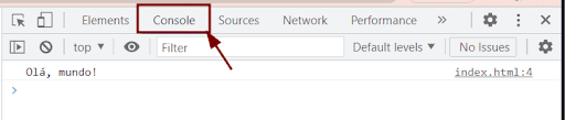 Imagem colorida. Captura de tela de uma parte do navegador Chrome. Na parte superior, com fundo cinza, temos um dois símbolos lado a lado que são botões, um é para inspecionar a página e outro para alternar o dispositivo utilizado na visualização da tela. Ao lado temos também mais quatro opções escritas: “Elements”, “Sources”, “Network” e “Performance”. Mais ao lado existe ainda um símbolo que representa que ainda existem mais opções além destas, um símbolo de ferramenta (configurações) e outro que é um “x”, para fechar a aba. Em destaque temos a opção de “console”, que tem um quadrado vermelho ao seu redor e uma seta da mesma cor apontando para ela. Abaixo desses comandos existe ainda uma parte com fundo branco e o resultado do console, está escrito “Olá, mundo!” e ao lado, mas no extremo direito, está escrito "index.html:4"