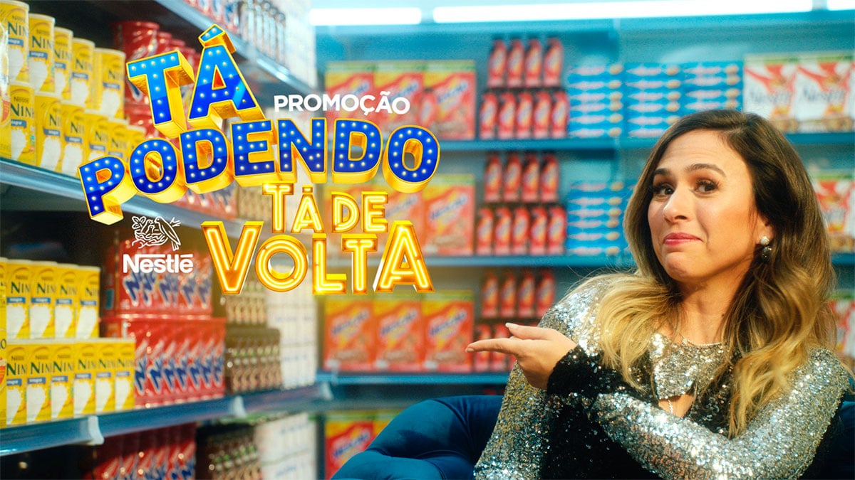 Imagem da promoção “Tá podendo”, da Nestlé, com a atriz Tatá Werneck sentada em um sofá dentro de um supermercado.