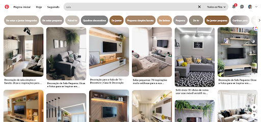 Imagem mostrando a barra de busca da plataforma Pinterest e várias fotos de decoração de sala 