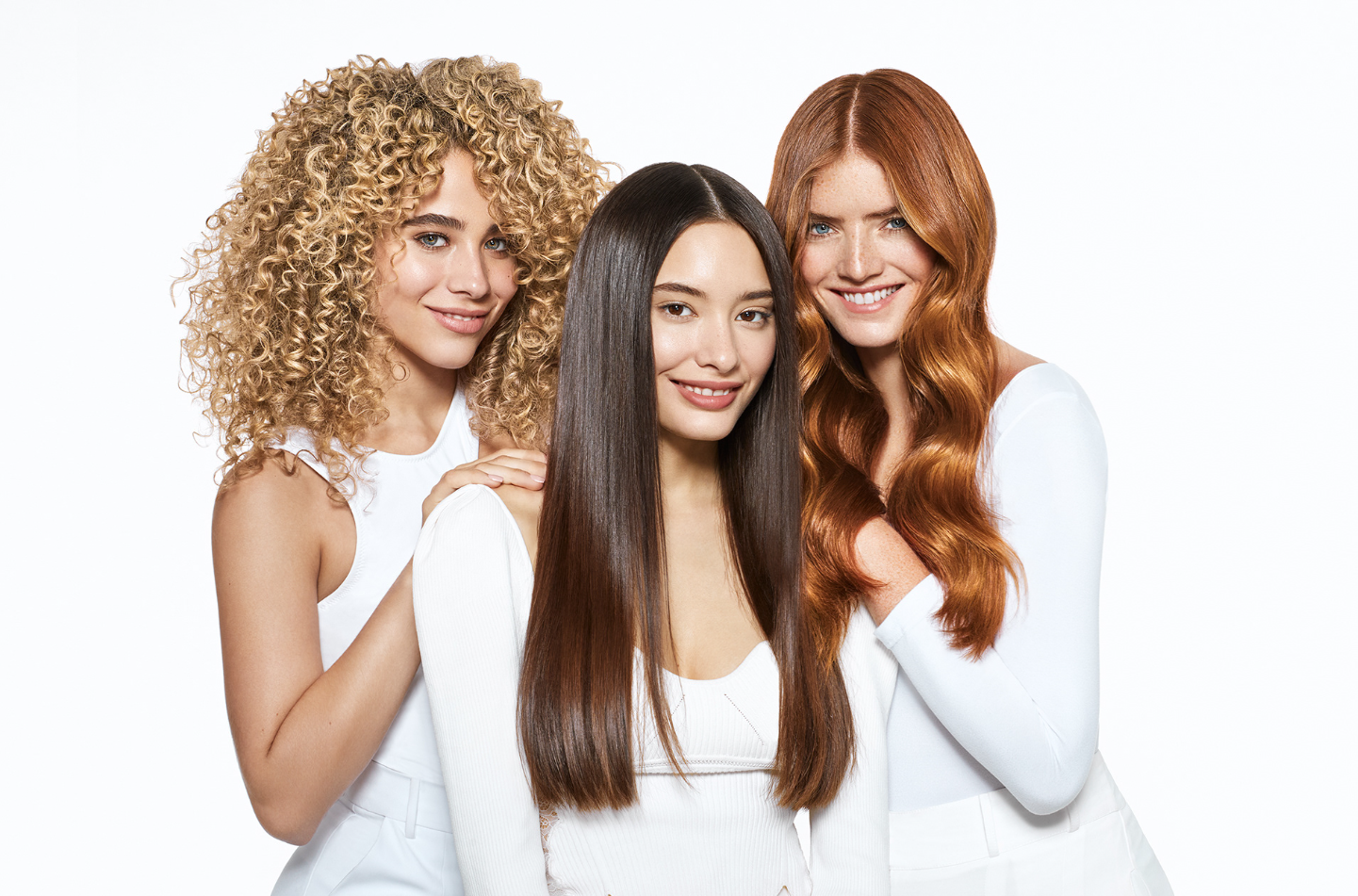 Fotografia com três modelos femininas com tipos de cabelo diferentes.