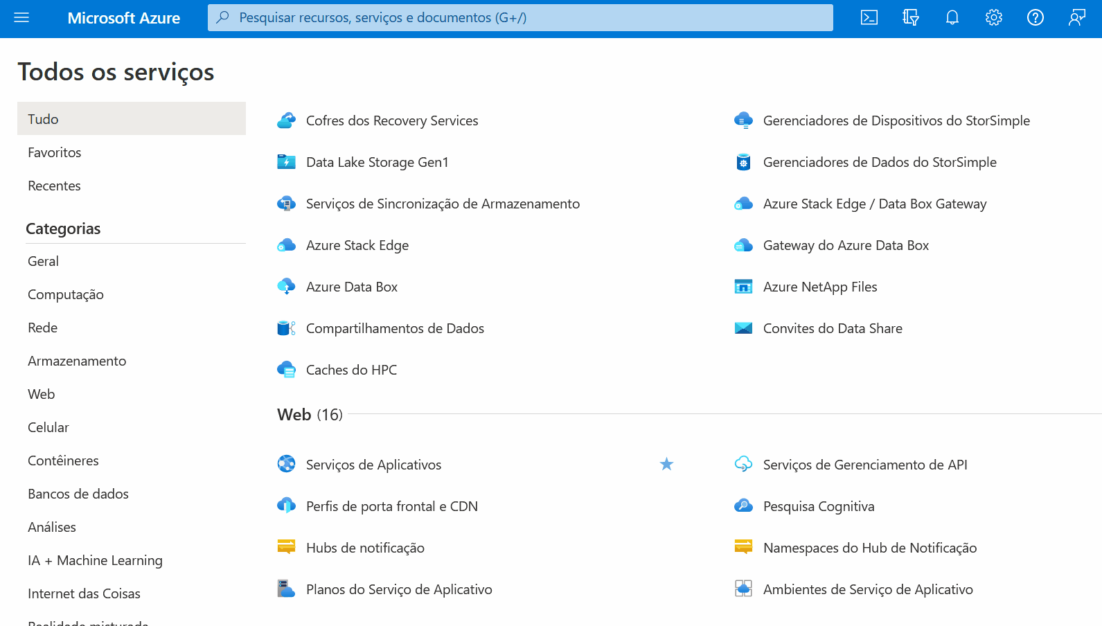 Gif animado que mostra tela da Microsof Azure com a diversidade de serviços tais como Máquinas virtuais do Azure e SQL server. A tela está em movimento como se estivessemos “rolando” a página para baixo, com uma diversidade de ícones e seus respectivos serviços.